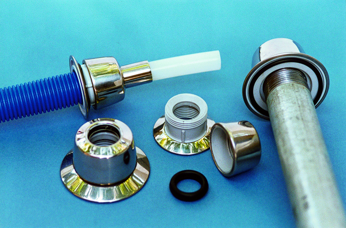 Figur A.1.Bøsninger, til venstre med pex-rør i tomrør, til højre med stålrør.